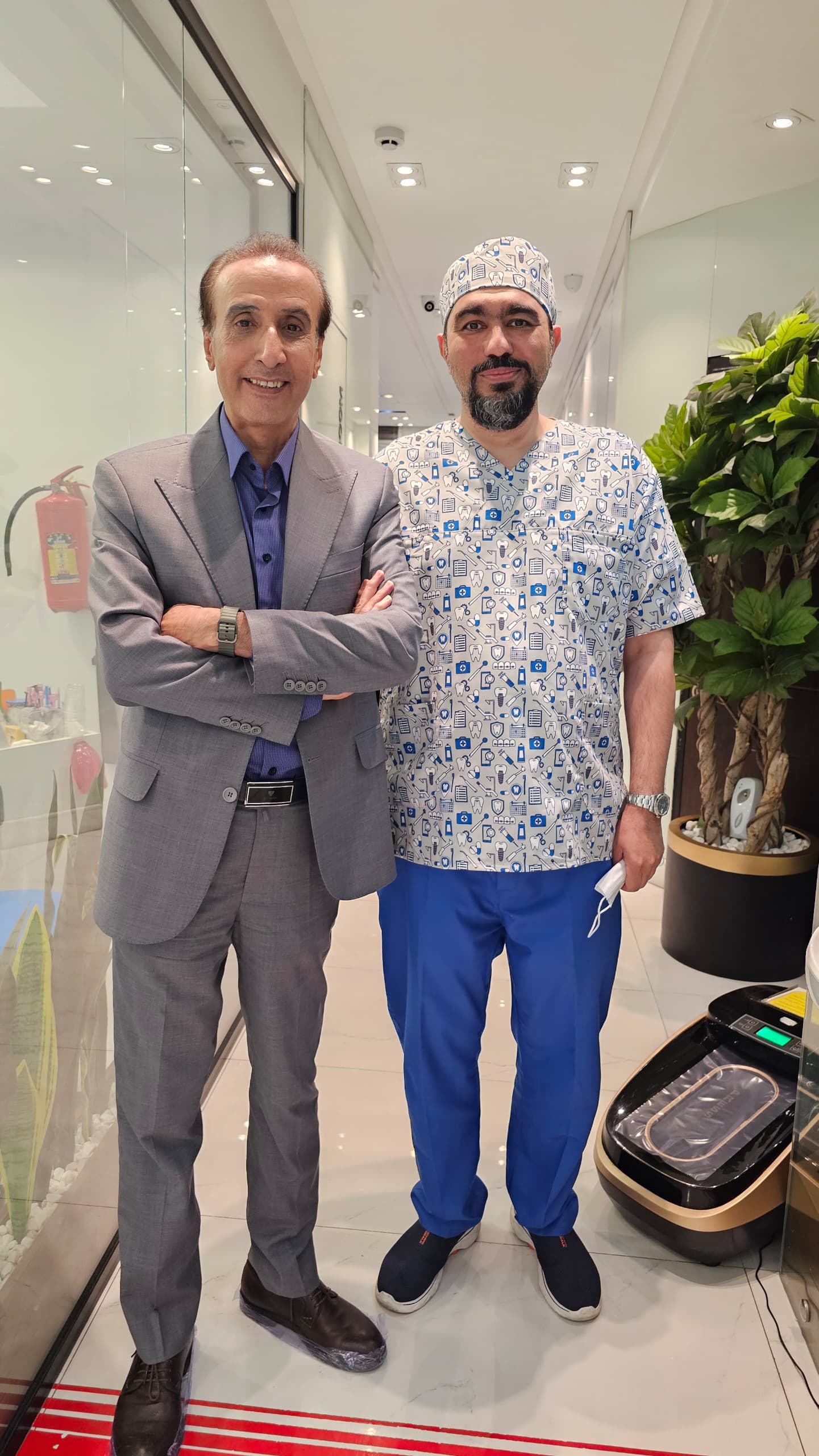 کاشت ایمپلنت گوینده خبر اقای حیاتی