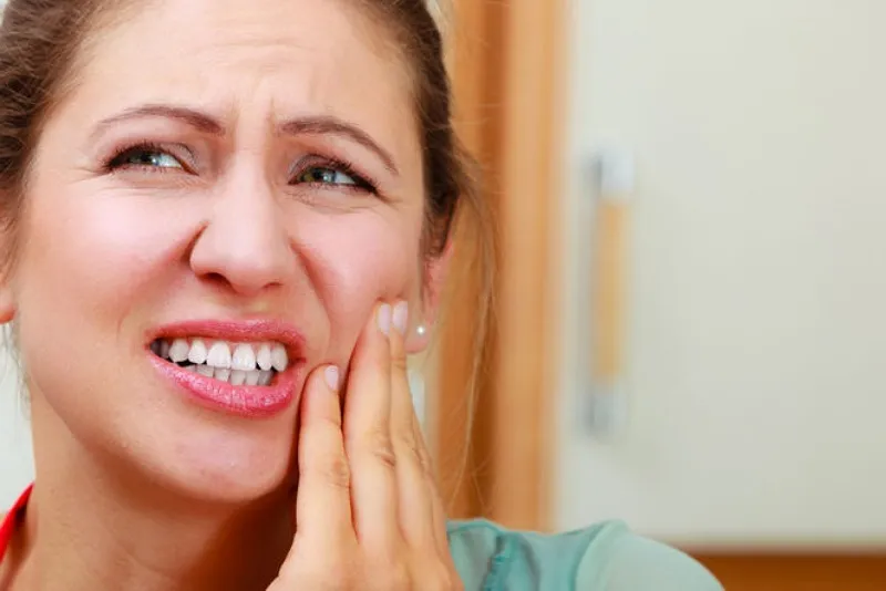 درد و خونریزی ایمپلنت دندان