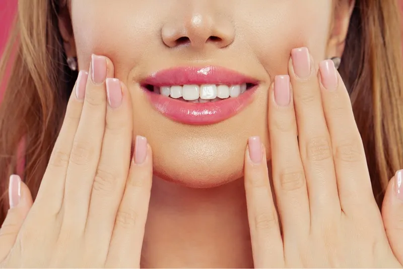 مزایای زیبایی لبختد با ایمپلنت دندان